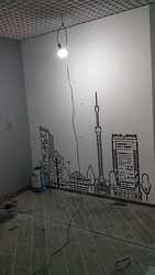 Нарисовать рисунок город на стене карандашом а потом обвести черным ма